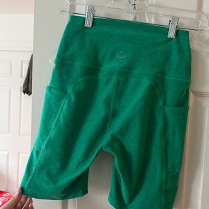 Beyond Yoga Women's Spacedye Pocket High Waist Bike Shorts Grass Green Heather